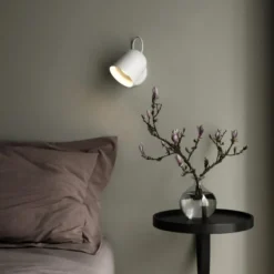 Angle vegglampe med USB - Hvit
