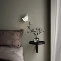Angle vegglampe med USB - Hvit