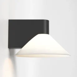 Conic vegglampe IP44
