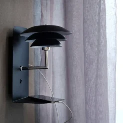 DL20 vegglampe m/USB - Svart