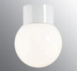 Ifø Classic Glob 15 cm taklampe 6W led IP54 - Hvit/Opal glass