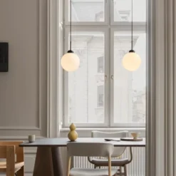 Nuura Apiales 1 taklampe - Satin svart/ opal