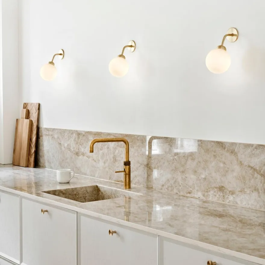 Nuura Apiales vegglampe - direkte montering - messing/Opal
