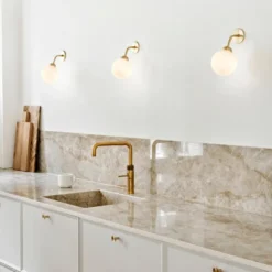 Nuura Apiales vegglampe - messing/Opal