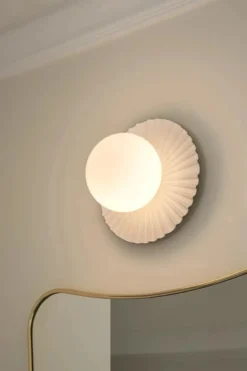 Nuura Liila Muuse vegglampe/taklampe - small - Hvit / opal