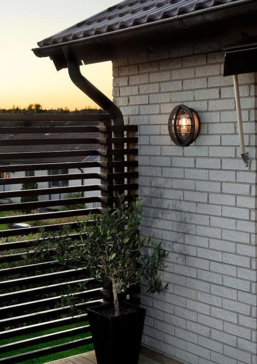 Oden vegglampe utendørs IP23 m/stikkontakt - Svart/klart glass