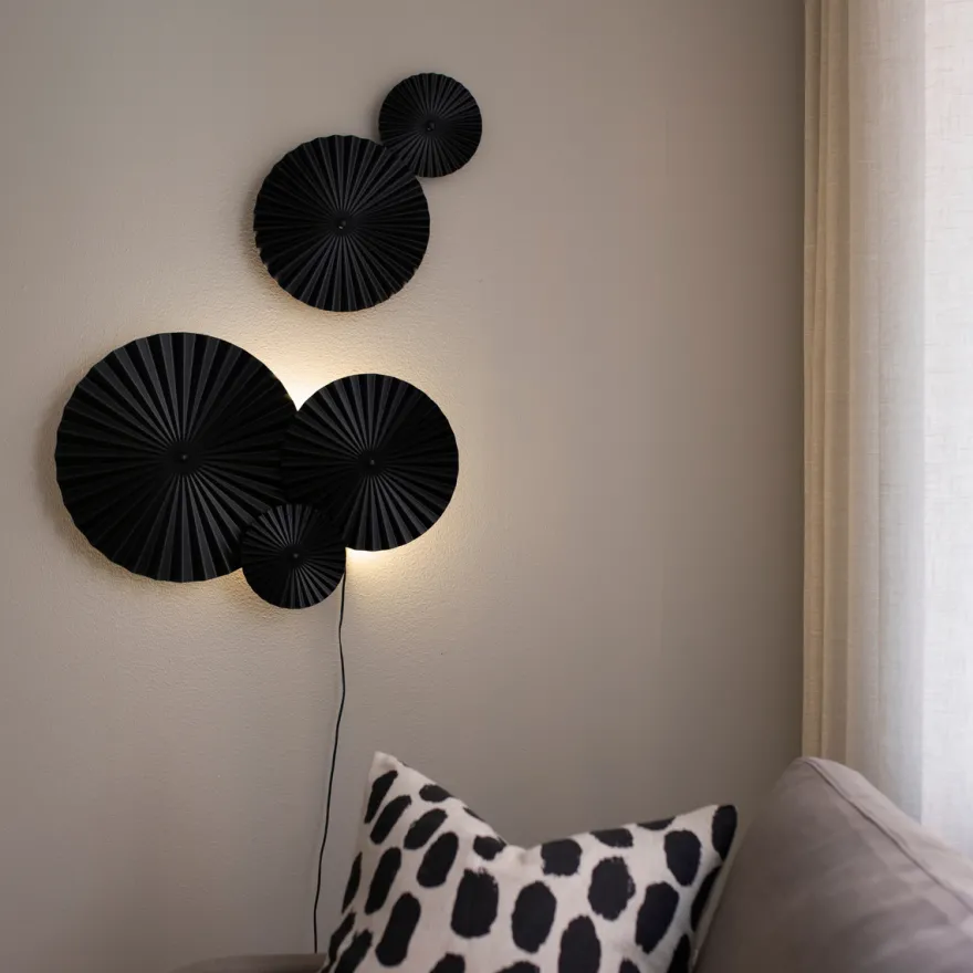 Omega vegglampe - Svart