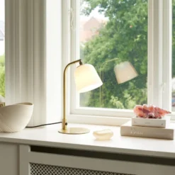 Room 49 bordlampe 40 cm - Opal/Antikk messing