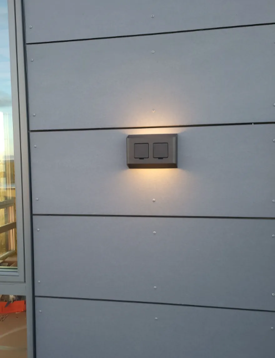 Søgne vegglampe utendørs opp/ned lys IP44 10W m/dobbel stikkontakt - Dimbar
