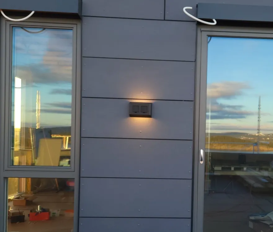 Søgne vegglampe utendørs opp/ned lys IP44 10W m/dobbel stikkontakt - Dimbar