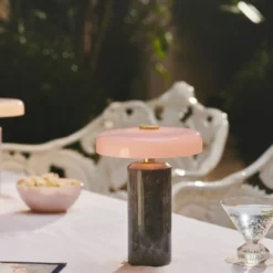 Trip oppladbar bordlampe - Sølv marmor/Rosa blank skjerm